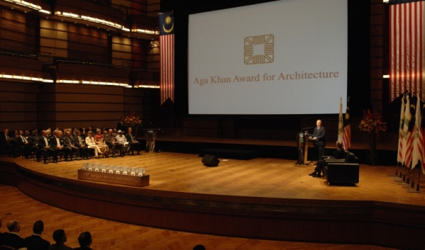 His Highness the Aga Khan addresses the gathering at the 2007 Aga Khan Award for Architecture ceremony. Gary Otte 2007-09-04